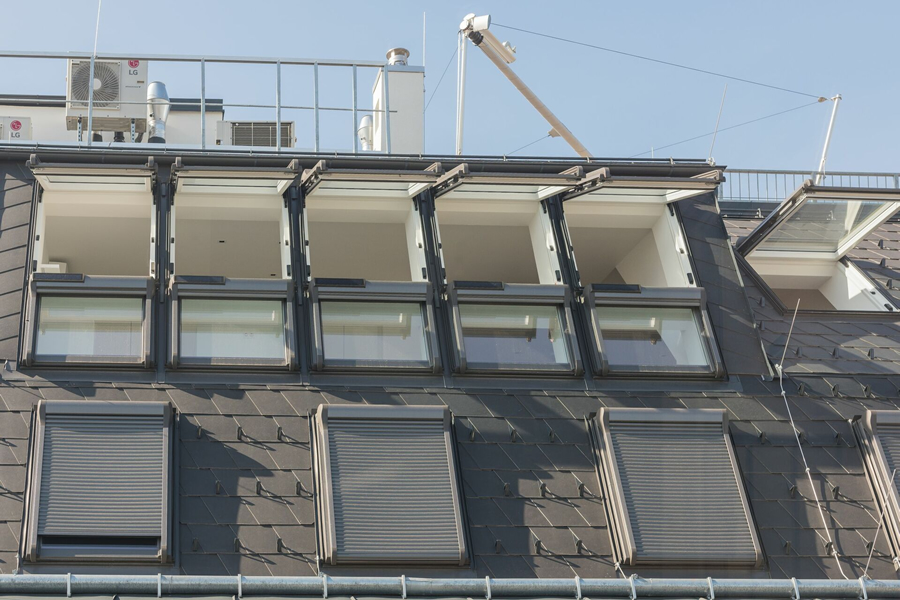 Bécsi luxuslakás Roto Designo i8 motoros tetőtéri ablakokkal