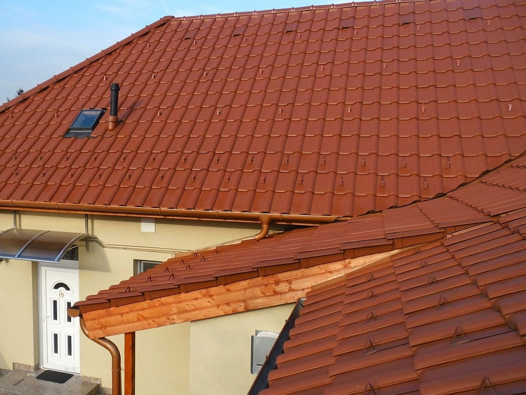 Egy budapesti családi ház tetőfelújítása CREATON Balance rézvörös engóbozott tetőcserép alkalmazásával