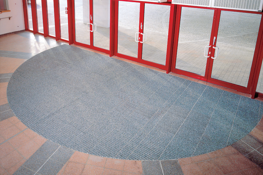 A HAGOMAT szennyfogó szőnyegek segítik a beltéri burkolatok tisztán tartását.