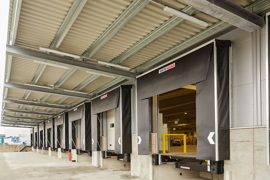 A Magyar Posta új logisztikai központjának kaputechnikai termékekeit a KLING Kft. szállította és telepítette