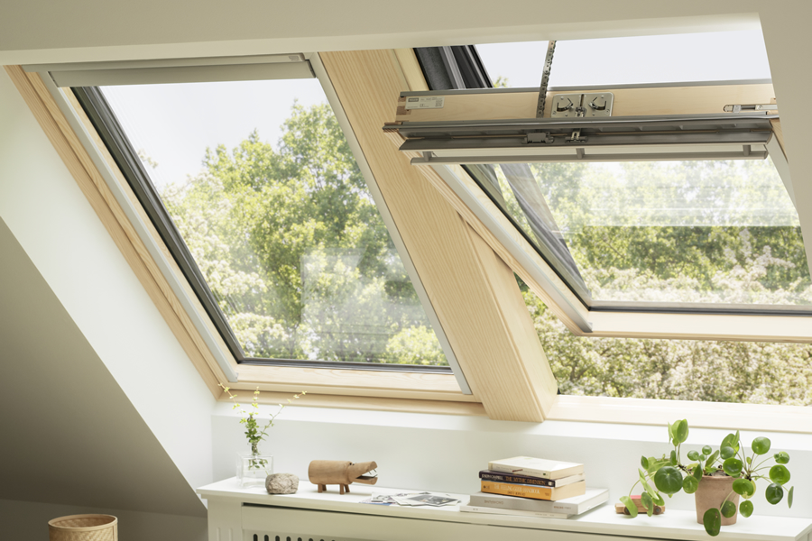 VELUX Standard GLL elektromos, napelemes fa tetőtéri ablak