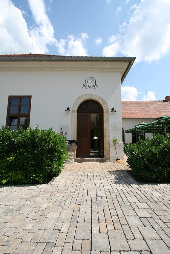 Via Casa antik térkövek, okker-antracit
