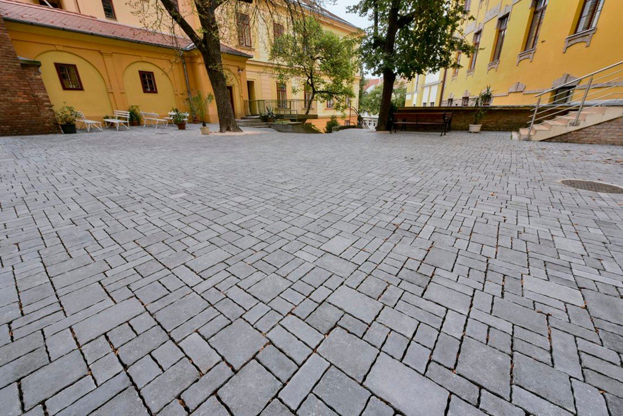 Via Casa antik térkövek, szürke