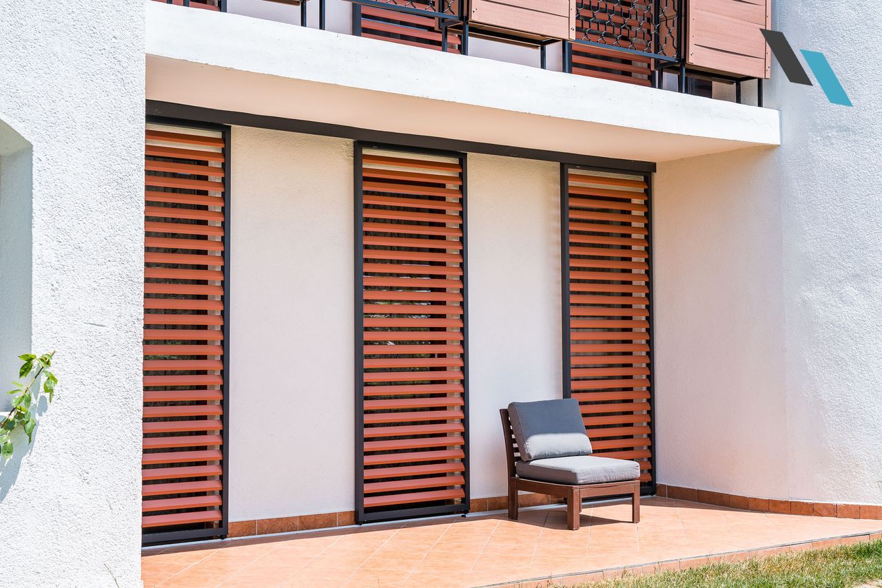 Pest megye magánház - Alumínium tolózsalugáter nyílászáró elé szerelve