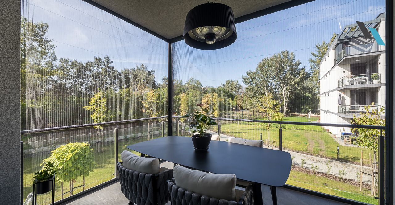 Pest megye magánház - Pliszé szúnyogháló sarokillesztett kivitelben - terasz oldalzárás