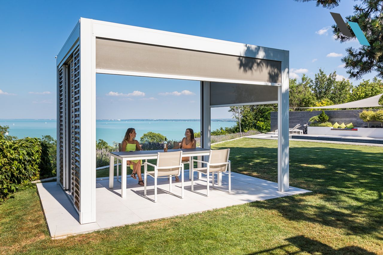 Balaton magánház - Camargue lamellás pergola oldalzárásokkal