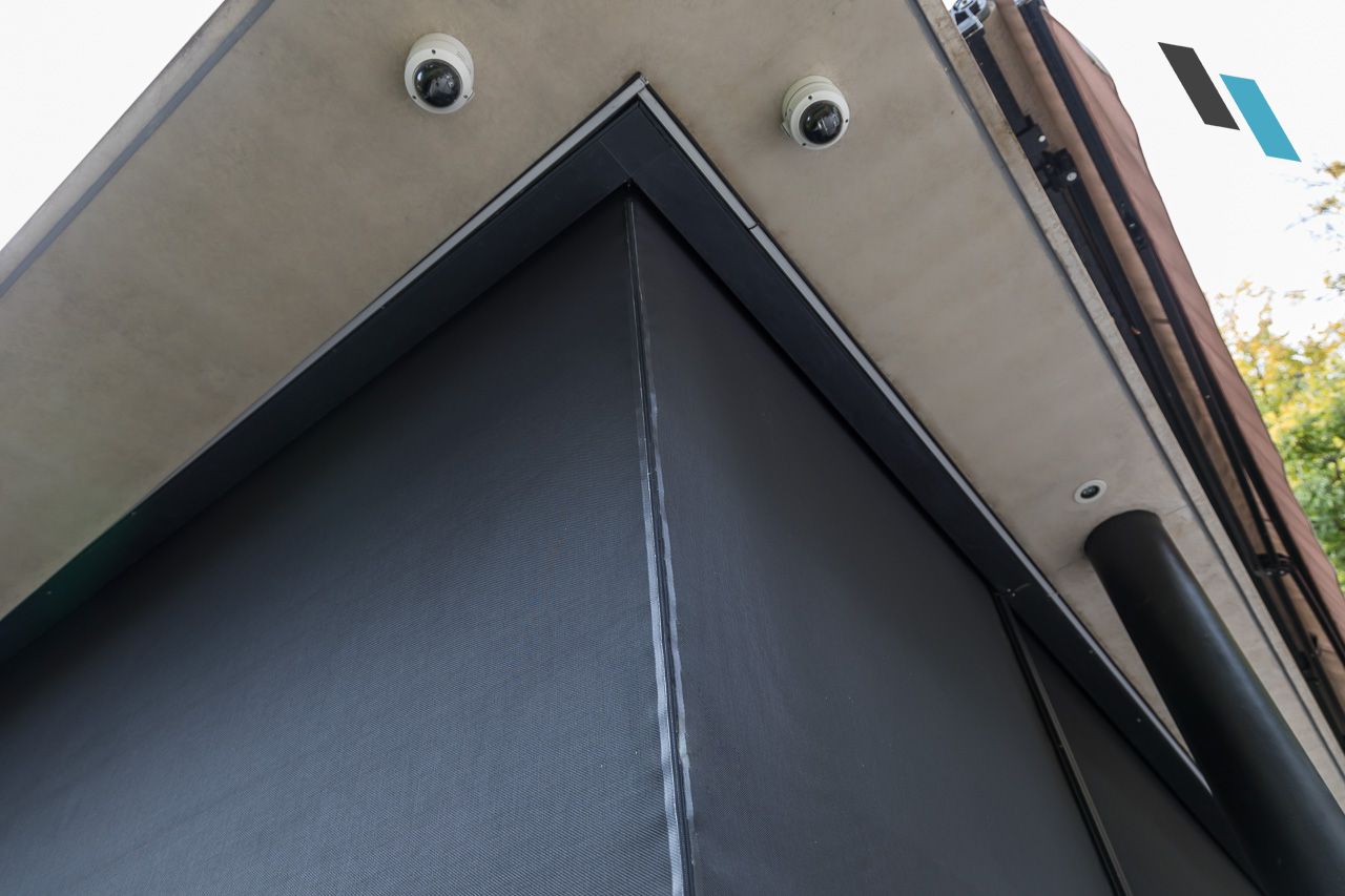 Balaton magánház - Panovista Max kültéri textilárnyékoló sarokillesztett nyílászárókhoz