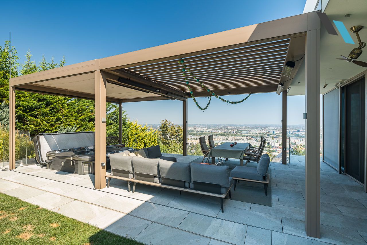 Pest megye magánház - Skye bioklimatikus lamellás pergola