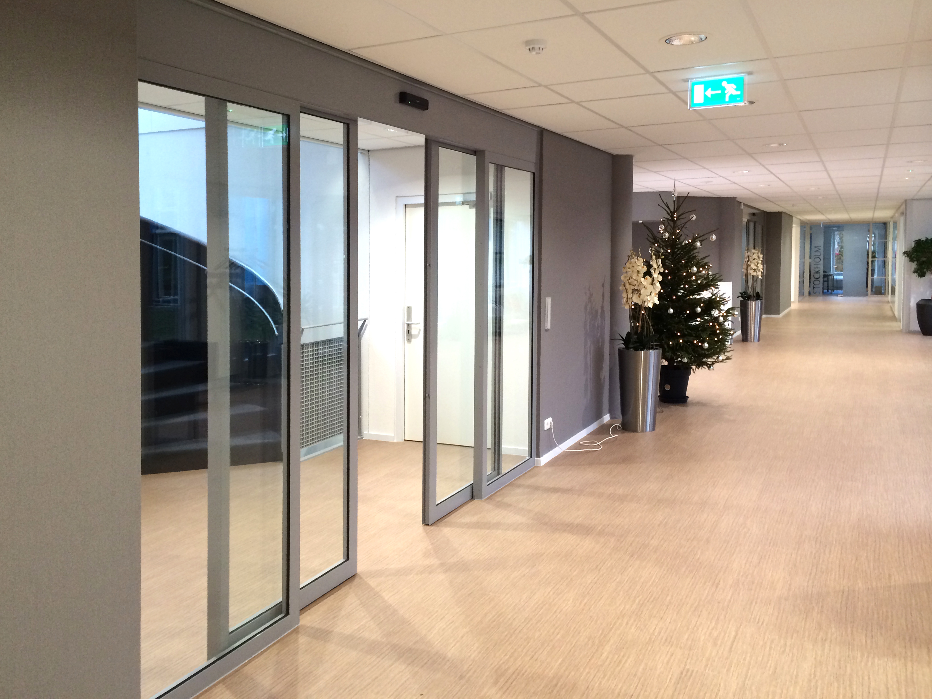 ASSA ABLOY vastag keretes tolóajtórendszerek