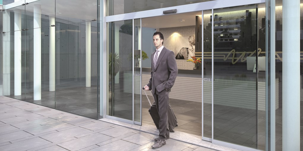 ASSA ABLOY SL500 S vékony keretes tolóajtórendszer egy irodaépületben