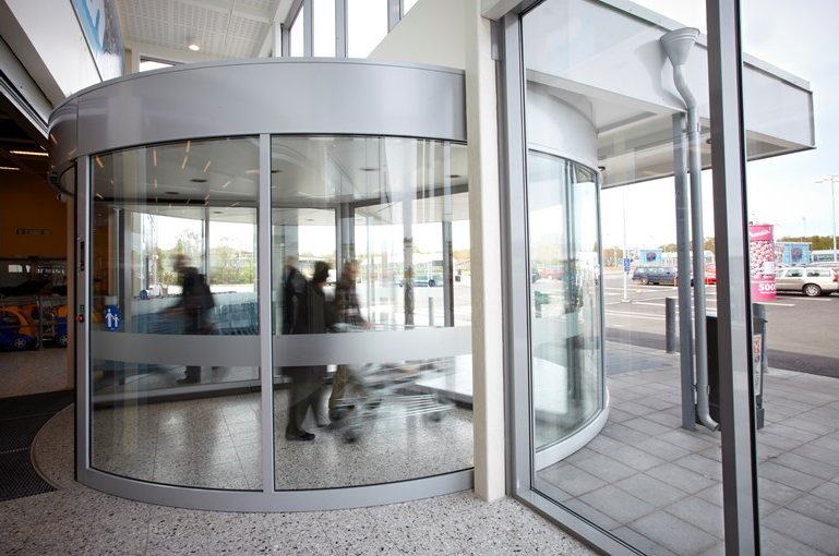 ASSA ABLOY nagy áteresztőképességű háromszárnyú forgóajtók