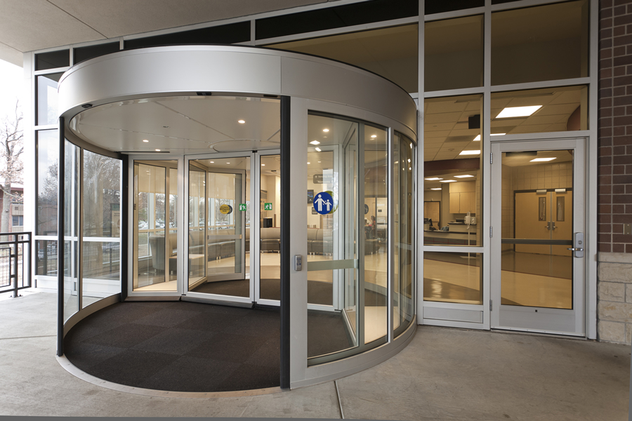 ASSA ABLOY nagy áteresztőképességű kétszárnyú forgóajtók