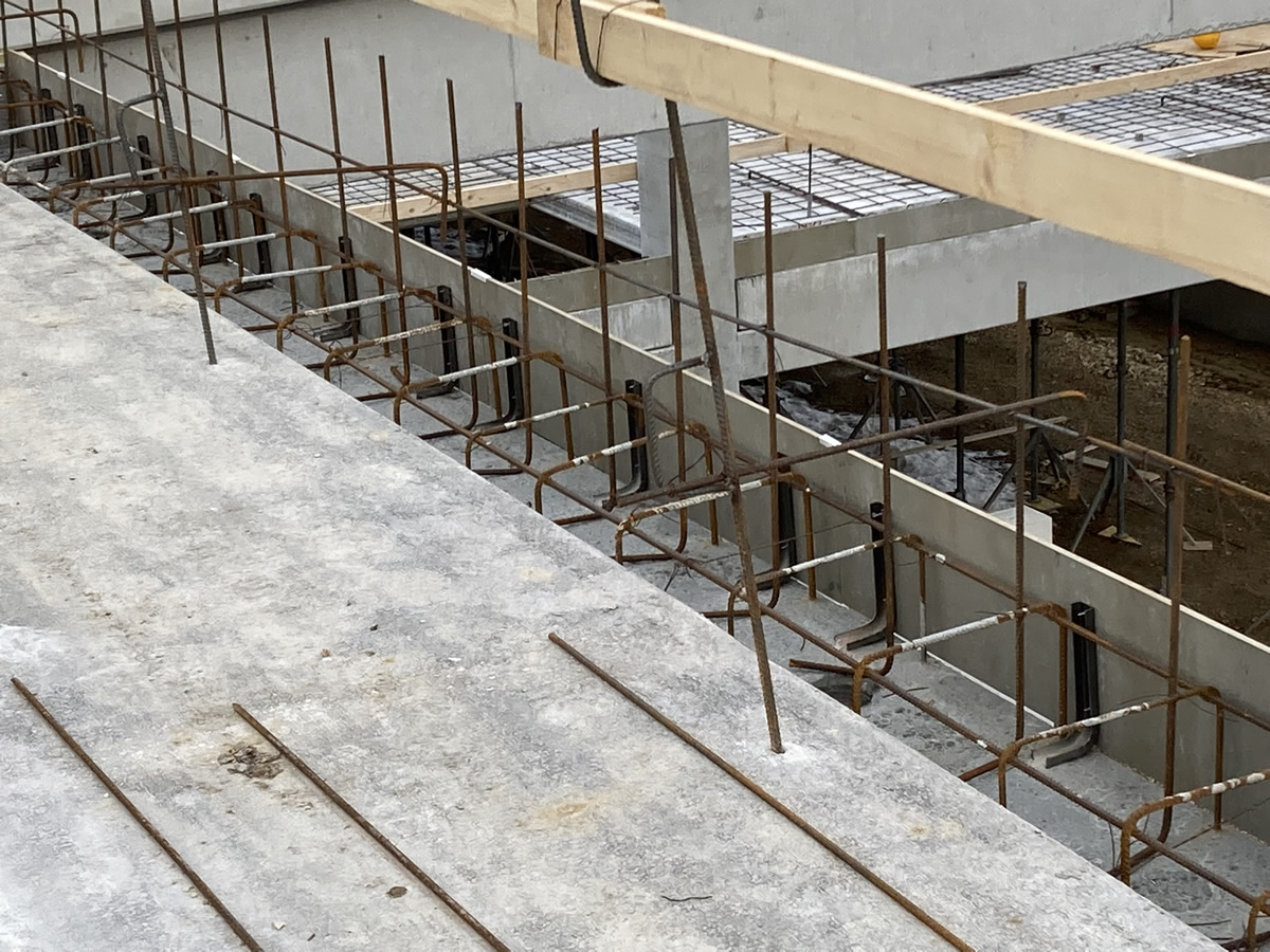 Betobord LS a BAU-HAUS Kft új csarnokának szerkezetépítési munkáinál az előregyártott körüreges pallófödémek födémszél zsaluzataiként