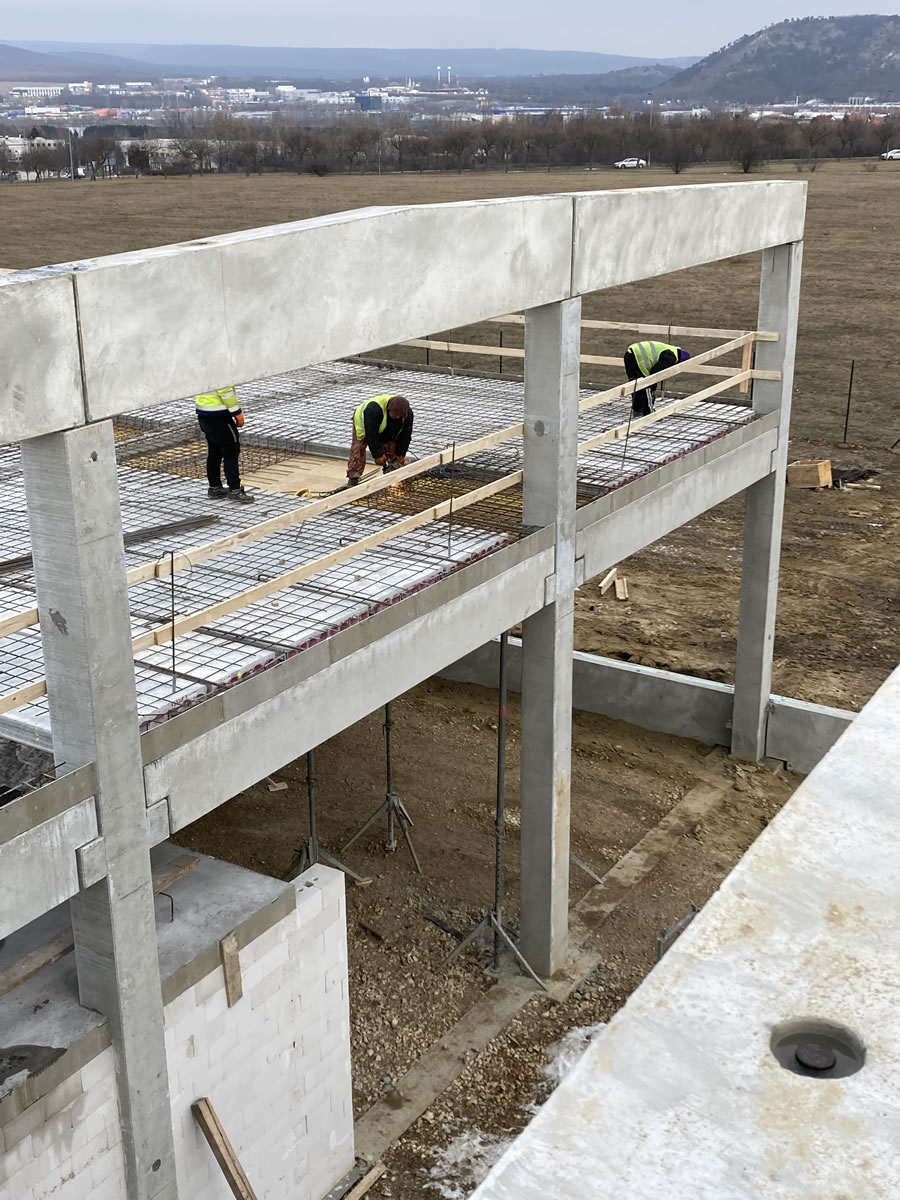 Betobord LS a BAU-HAUS Kft új csarnokának szerkezetépítési munkáinál az előregyártott körüreges pallófödémek födémszél zsaluzataiként