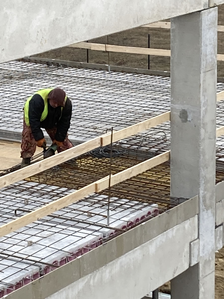 Betobord LS a BAU-HAUS Kft új csarnokának szerkezetépítési munkáinál az előregyártott körüreges pallófödémek födémszél zsaluzataiként