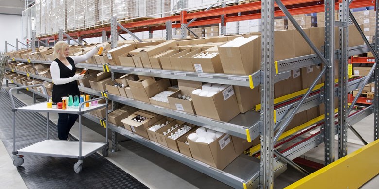 Dexion Carton Flow - görgős megoldás dobozok tárolására