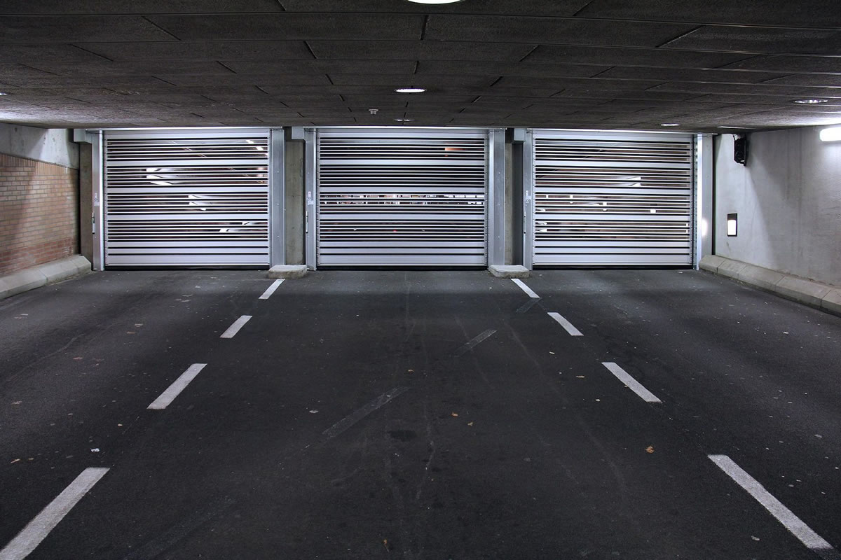 Parkolóházak hőszigetelt, helytakarékos gyorskapuja EFA-SST® PS