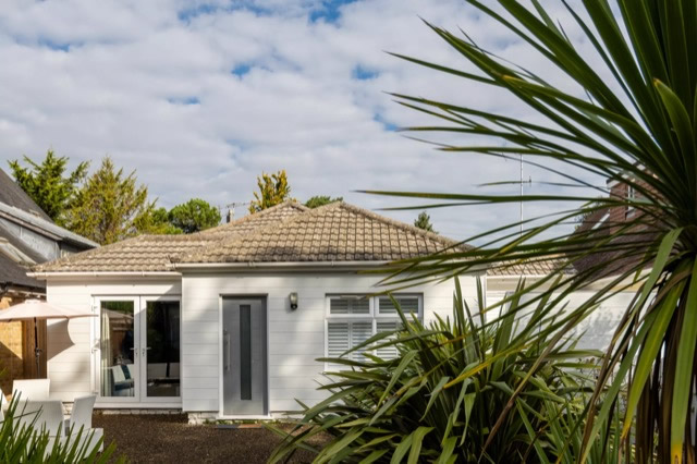 JamesHardie™ szálcement homlokzatburkolat – Pool bungalow house,  Hardie™ panel, Arctic White, Cedar