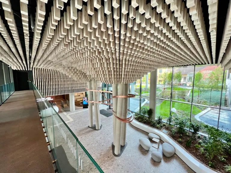 Integra Drop pálcás álmennyezet a Corvin 7 Innovation Campus irodaházban