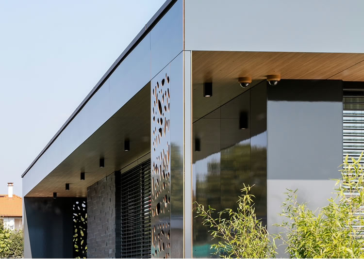 Fundermax Max Compact Exterior kompaktlemezek - Magánház csillogó homlokzattal