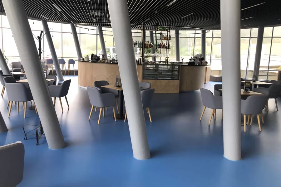 Hangvilla közösségi tér, Veszprém - LiquidDesign önterülő melegburkolat
