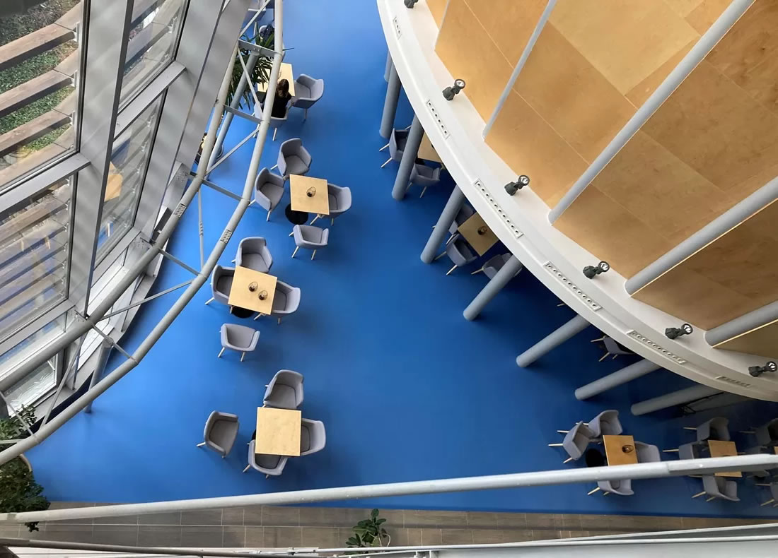 Hangvilla közösségi tér, Veszprém - LiquidDesign önterülő melegburkolat