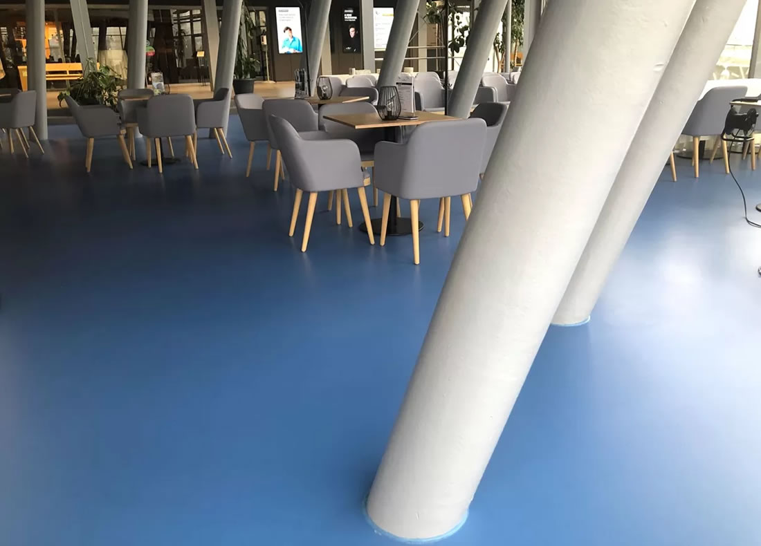 Hangvilla közösségi tér, Veszprém - LiquidDesign önterülő melegburkolat