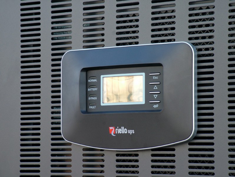 Riello Multi Guard 3:3 1-8 x 15 kVA szünetmentes tápegység
