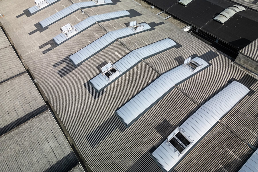 10 sávos felülvilágító felújítása a VELUX Commercial VARIO-Therm energiahatékony felülvilágítóival, Österreichische Schiffswerften AG