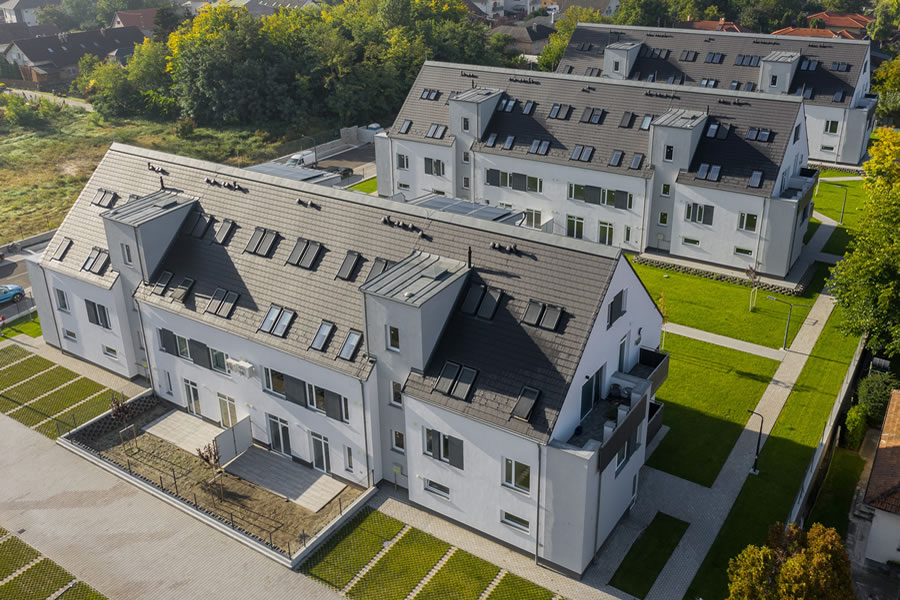 100 lakásos társasház energiatakarékos Roto Designo R79 tetőablakokkal