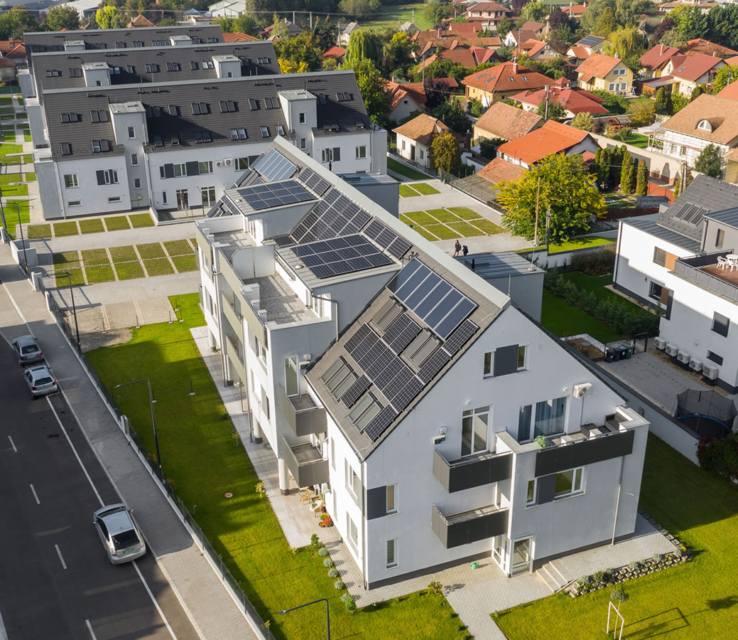 100 lakásos társasház energiatakarékos Roto Designo R79 tetőablakokkal