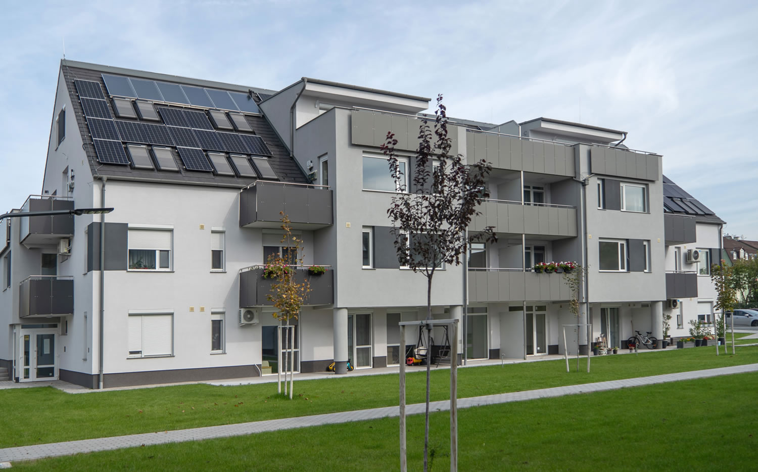100 lakásos társasház energiatakarékos Roto Designo R79 tetőablakokkal