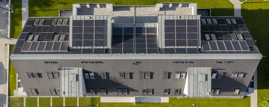 100 lakásos társasház energiatakarékos Roto Designo R79 tetőablakokkal