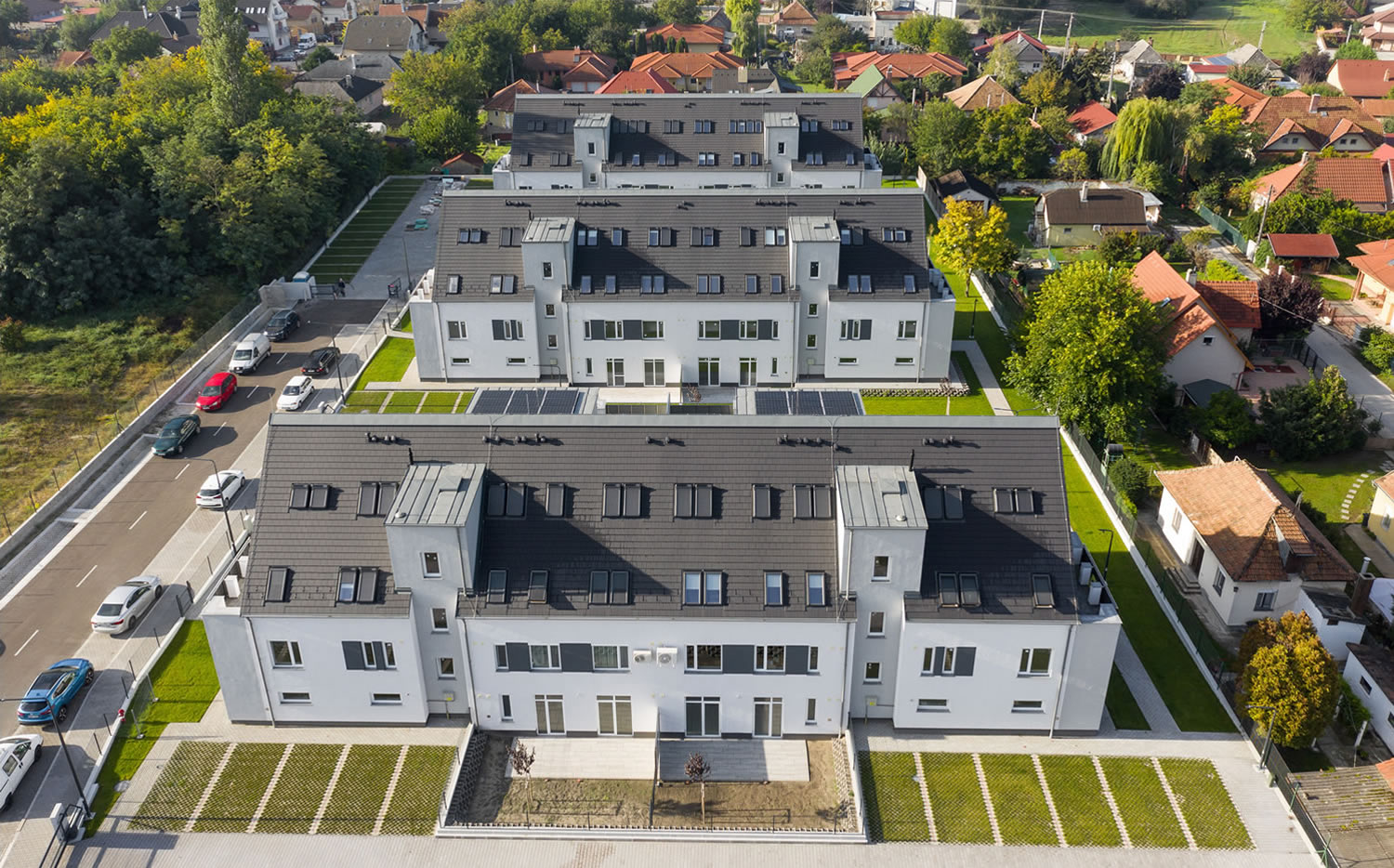 100 lakásos társasház energiatakarékos Roto Designo R79 tetőablakokkal