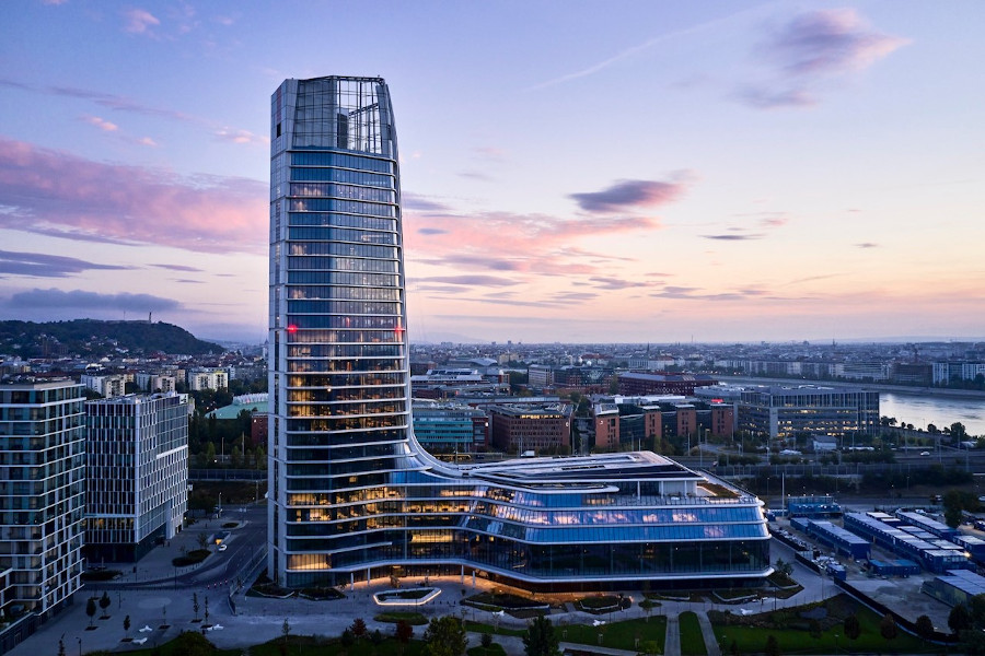 A homlokzat csapadékvízelvezetésének tervezése és gyártása a MOL Campus Irodaházban BG-Graspointner folyókákkal