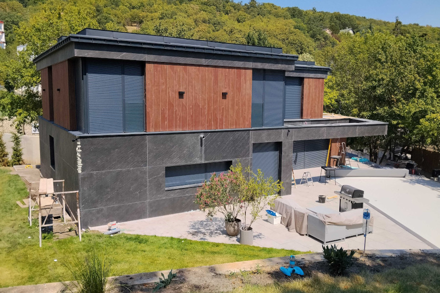 A látványterv megvalósulása: szálcement helyett Slate Design kőfurnér homlokzat