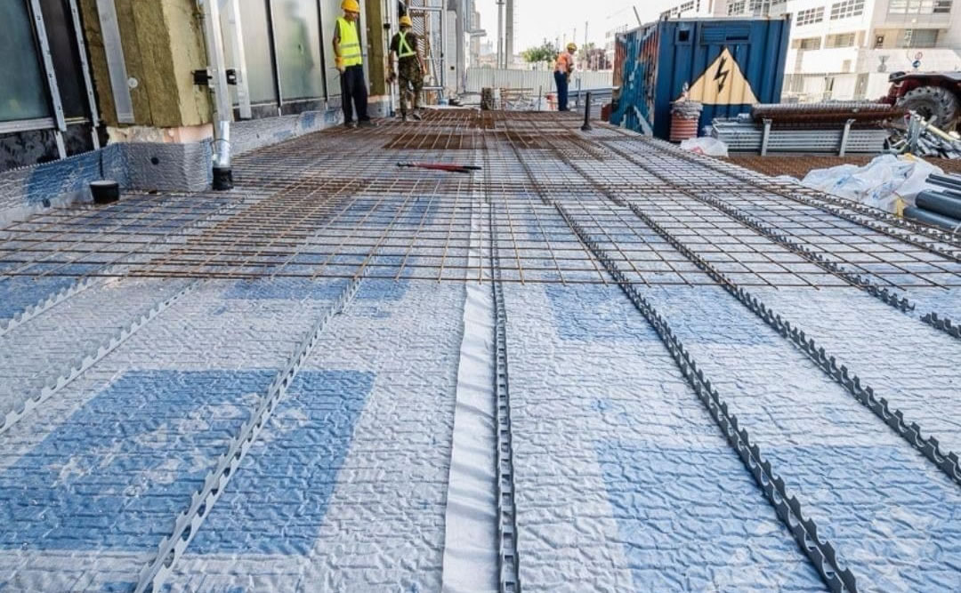A körút járható felületeinek vízelvezetése DELTA-TERRAXX felületszivárgó lemezzel lett megoldva