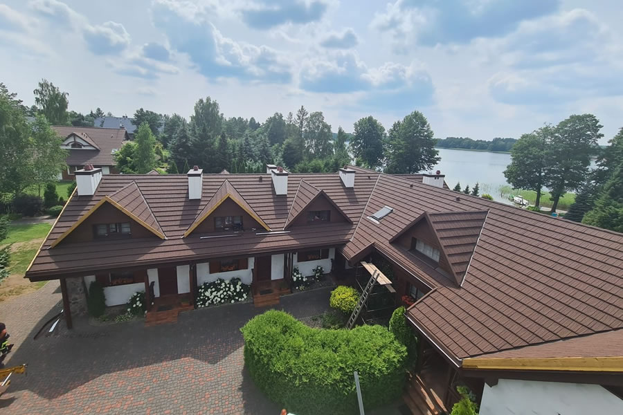 Egy tóparti lengyel fogadó új tetője: GERARD fazsindely