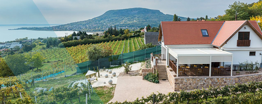 Festői tájba épült Alumark pergola a Folly Arborétumban
