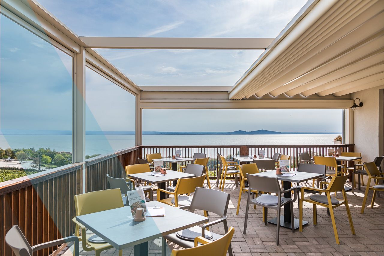 Festői tájba épült Alumark pergola a Folly Arborétumban