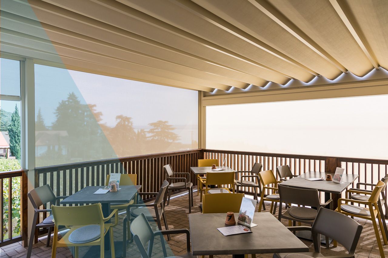 Festői tájba épült Alumark pergola a Folly Arborétumban