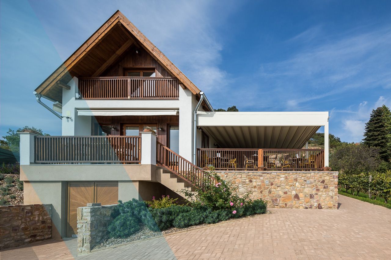 Festői tájba épült Alumark pergola a Folly Arborétumban