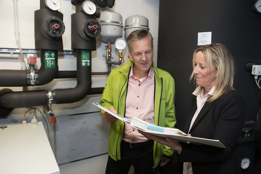 A gothai Isoliertechnik Brömme GmbH évtizedek óta eredményesen használja az ArmaFlex termékeket; a fotón: Grit Brömme ügyvezető Jörg Hasse-val, az Armacell munkatársával (Fotó: Klassik Stiftung Weimar) A gothai Isoliertechnik Brömme GmbH évtizedek óta eredményesen használja az ArmaFlex termékeket; a fotón: Grit Brömme ügyvezető Jörg Hasse-val, az Armacell munkatársával (Fotó: Klassik Stiftung Weimar)