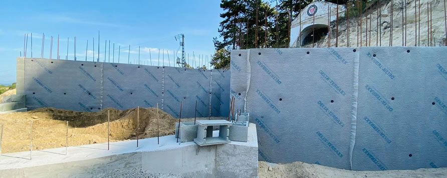 DELTA-TERRAXX felületszivárgó lemez biztosítja a vízelvezetést a Boldogkői várban