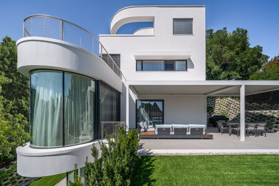 Referenciák építészeknek – Így illeszkednek be a Brustor pergolák hazai projektekbe