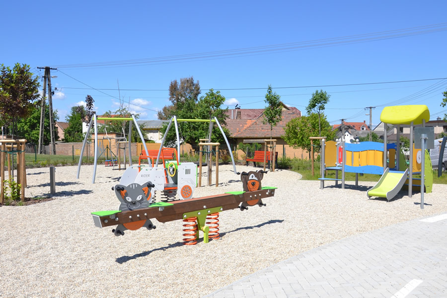 Buglo játszó- és fitneszeszközök a nyergesújfalui Békavár szabadidőparkban