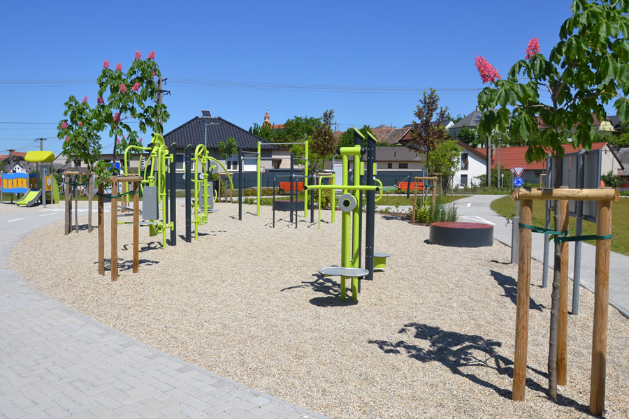 Buglo játszó- és fitneszeszközök a nyergesújfalui Békavár szabadidőparkban