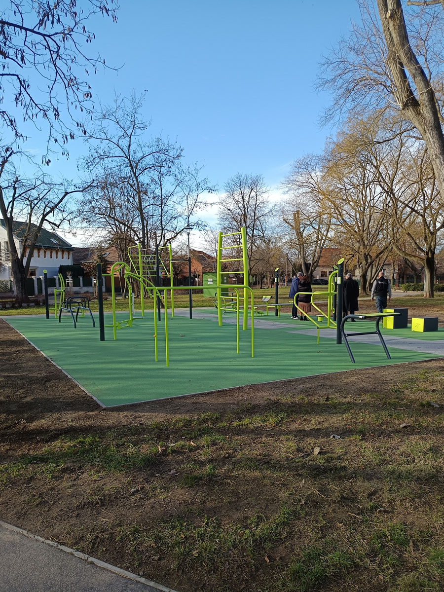 Buglo Street Workout és fitneszeszközök egy Budapest IV. kerületi edzőparkban