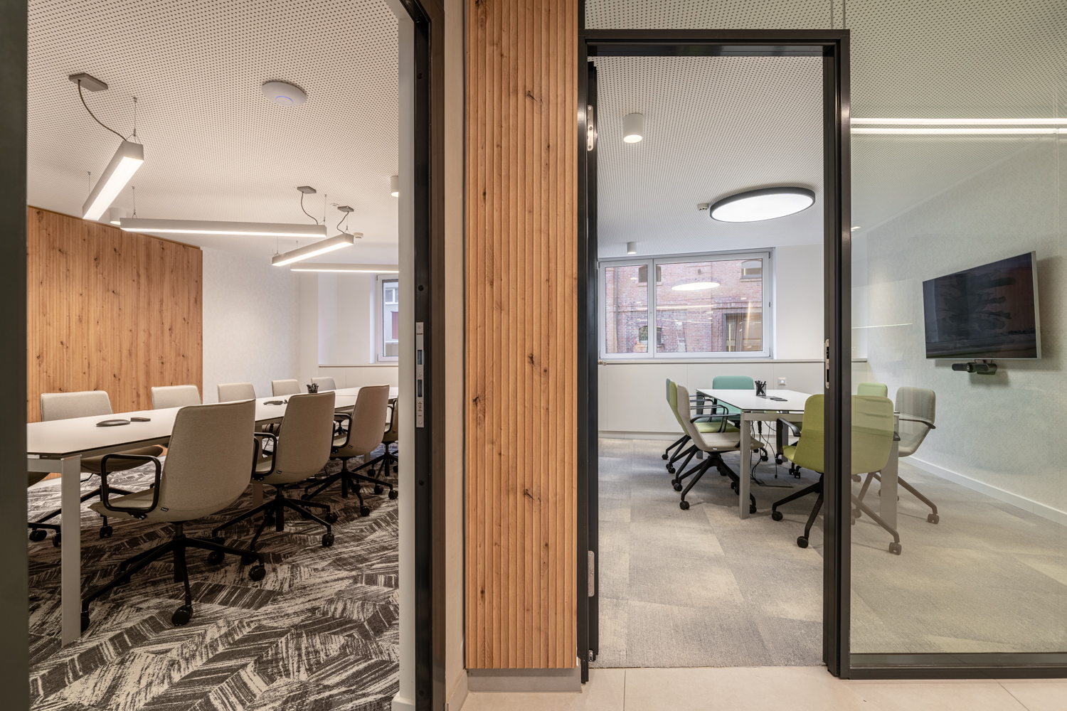 Az Óbuda Group megújult székházában a Decor Floor burkolatai segítettek a modern és időtálló esztétika megteremtésében