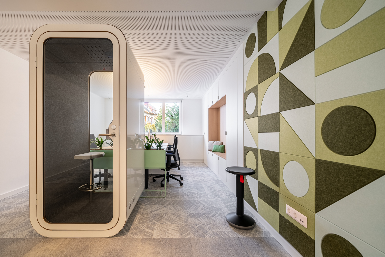 Az Óbuda Group megújult székházában a Decor Floor burkolatai segítettek a modern és időtálló esztétika megteremtésében